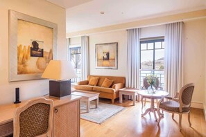 Suite | Minibar, in-room safe, desk, blackout drapes