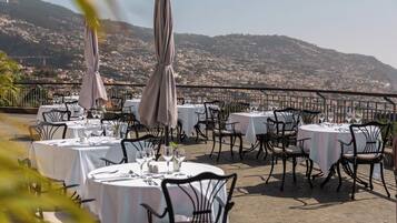 Frukost och middag serveras, med uteservering