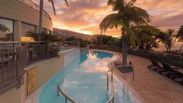 Inomhuspool, utomhuspool, parasoller och solstolar