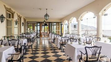 Se sirven desayunos y cenas; con mesas al aire libre