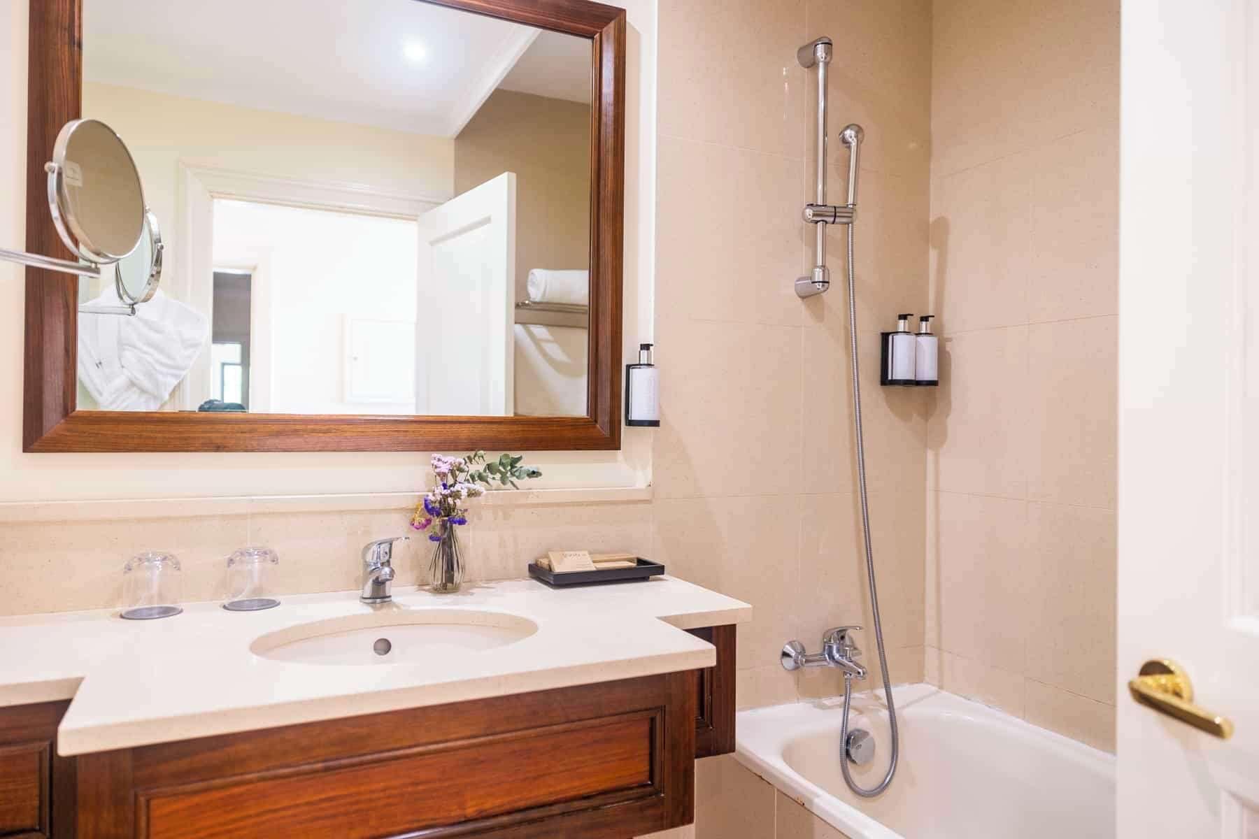double room (panoramic) | bathroom | free toiletries, hair dryer, bidet, towels