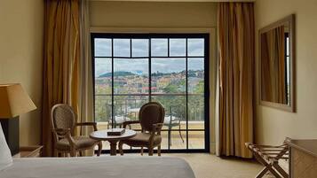 Habitación doble | Minibar, caja de seguridad en la habitación y escritorio