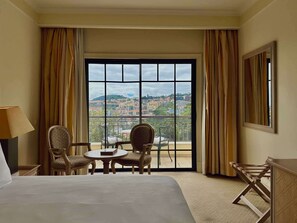 Habitación doble | Minibar, caja fuerte, escritorio y cortinas opacas