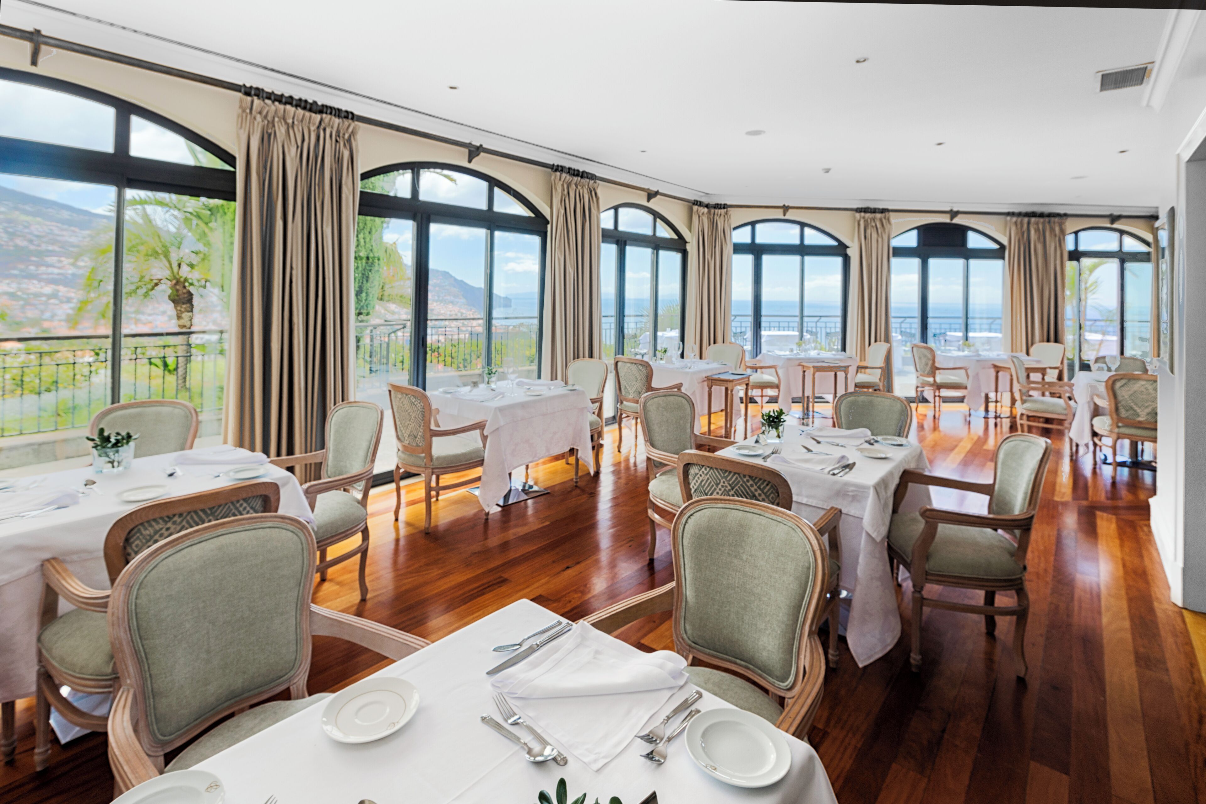 breakfast and dinner served, al fresco dining