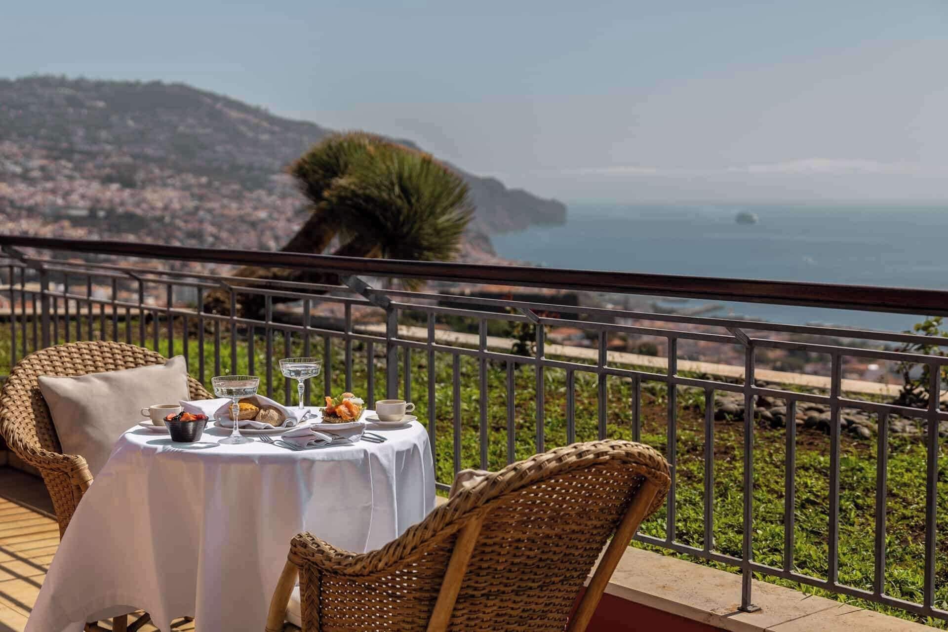 Minibar, Zimmersafe, Schreibtisch, Verdunkelungsvorhänge