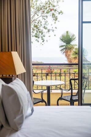 Suite | Minibar, caja fuerte, escritorio y cortinas opacas