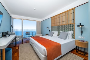 Superior Twin Room with Sea View | Minibar, coffres-forts dans les chambres, rideaux occultants