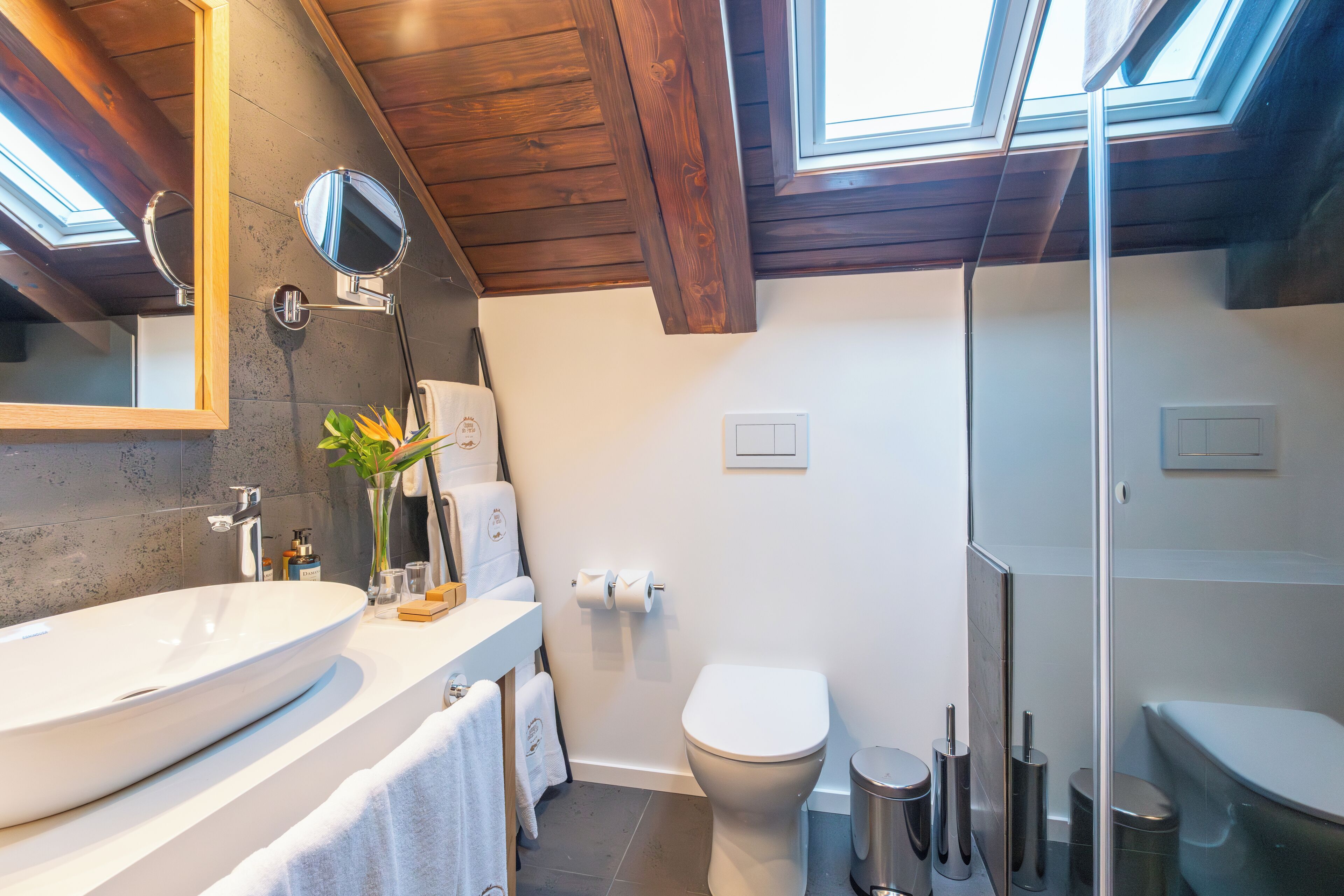 villa, 2 bedrooms | bathroom | shower, free toiletries, bathrobes, slippers