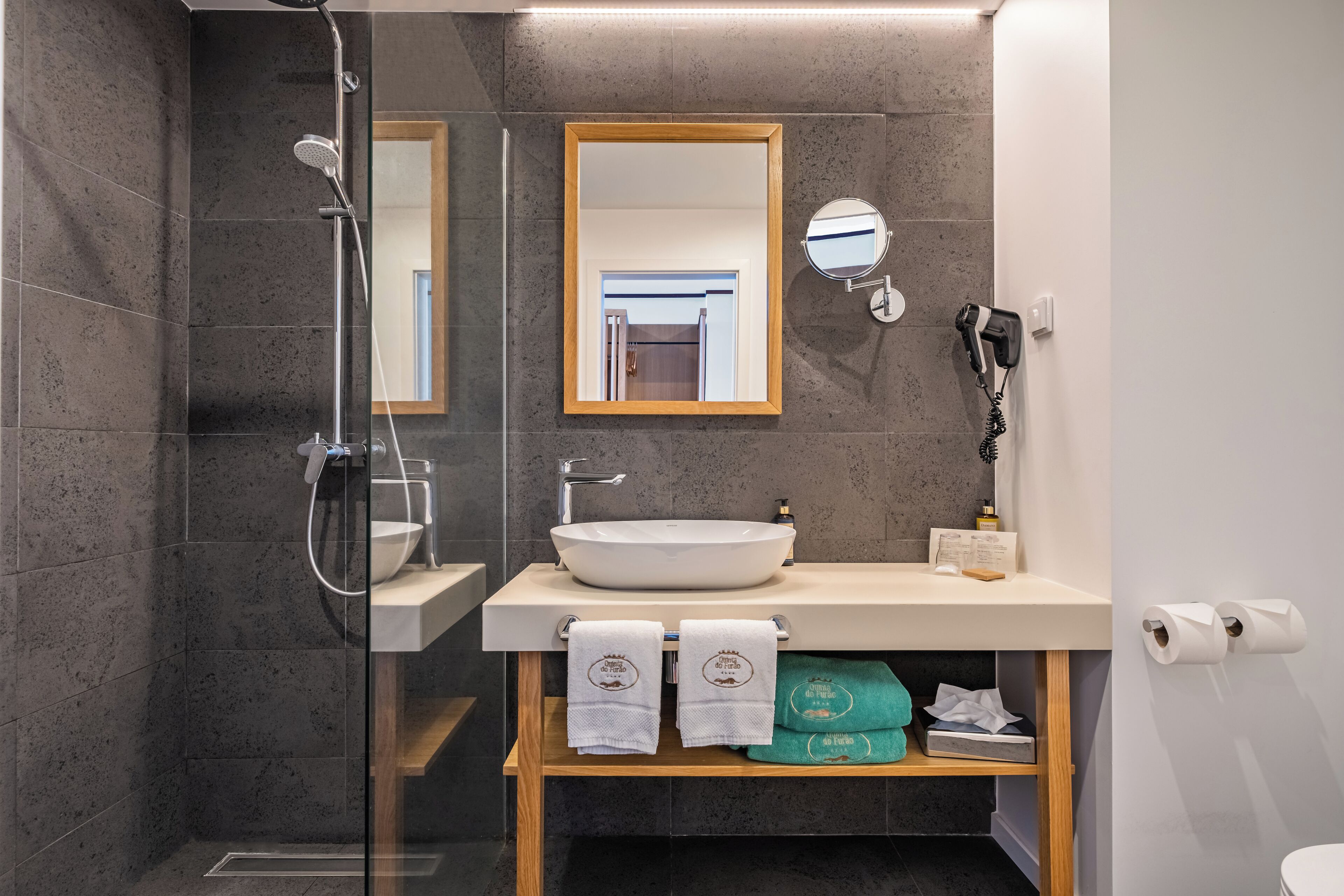 superior twin room with sea view | bathroom | shower, free toiletries, bathrobes, slippers