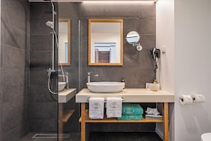 Superior Twin Room with Sea View | Bathroom | Shower, free toiletries, bathrobes, slippers - Hotel Quinta Do Furao (Santana)