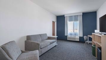 套房, 2 张大床 | 起居区 | 电视