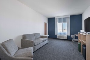 Suite, 2 camas Queen size | Área de sala de estar | Televisión 