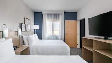 Escritorio, espacio para trabajar con laptop y cortinas blackout