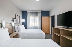 Escritorio, espacio para trabajar con un portátil, cortinas opacas