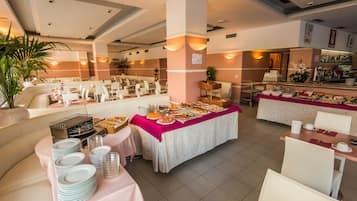 Tägliches kontinentales Frühstück (6 EUR pro Person)
