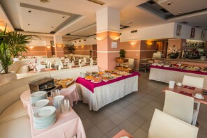Desayuno continental diario (EUR 6 por persona)