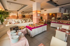 Daily continental breakfast (EUR 6 per person)