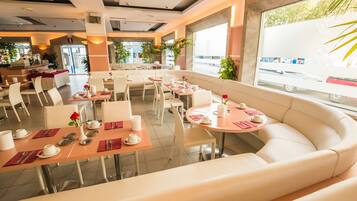 Se ofrece un desayuno continental (6 EUR por persona)