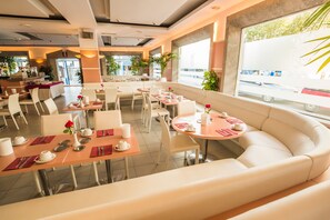 Tägliches kontinentales Frühstück (6 EUR pro Person)