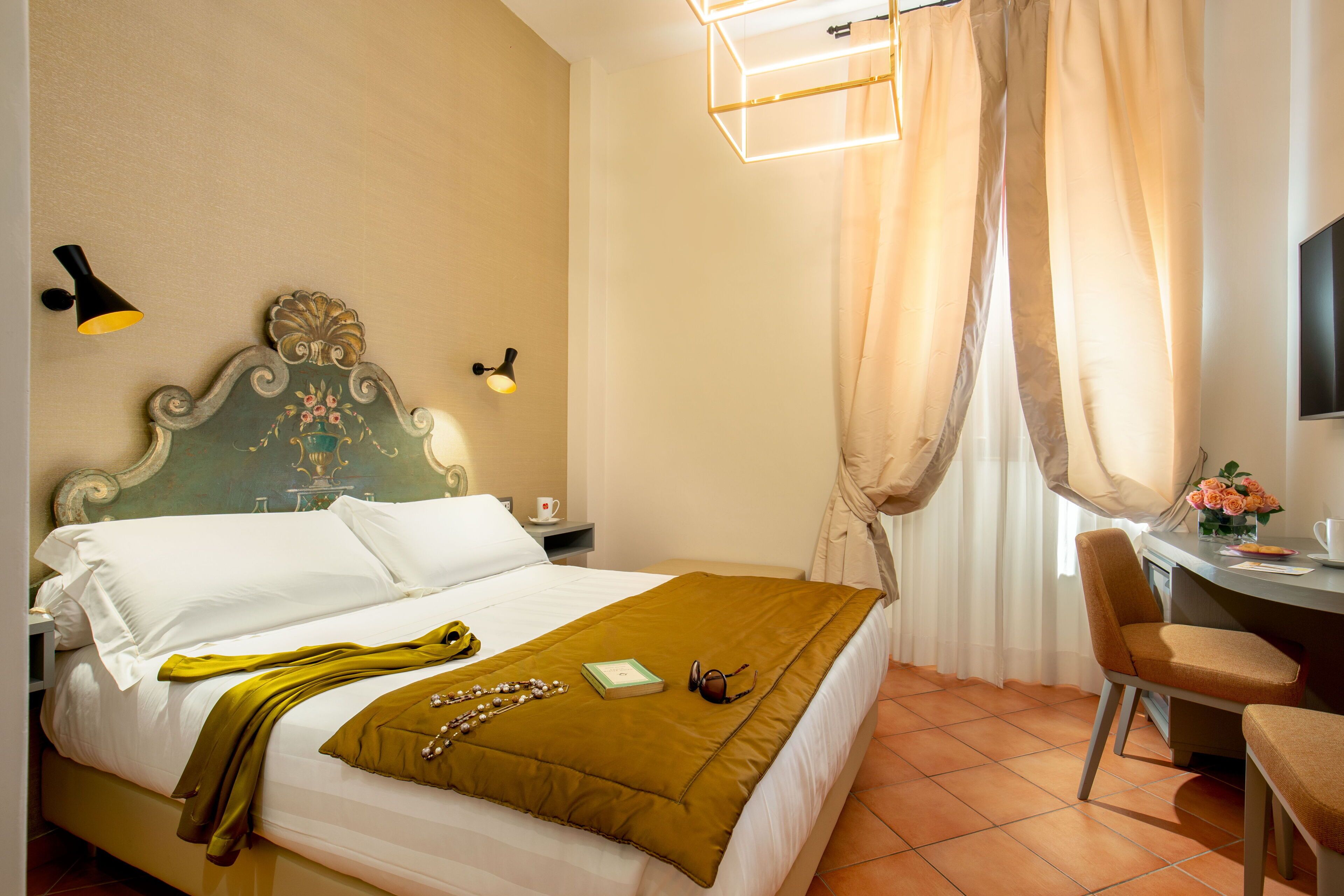 double room | minibar, in-room safe, individually decorated, desk