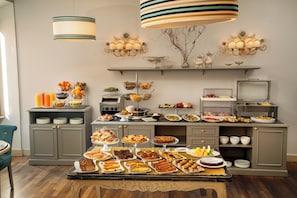 Tägliches Frühstücksbuffet gegen Gebühr