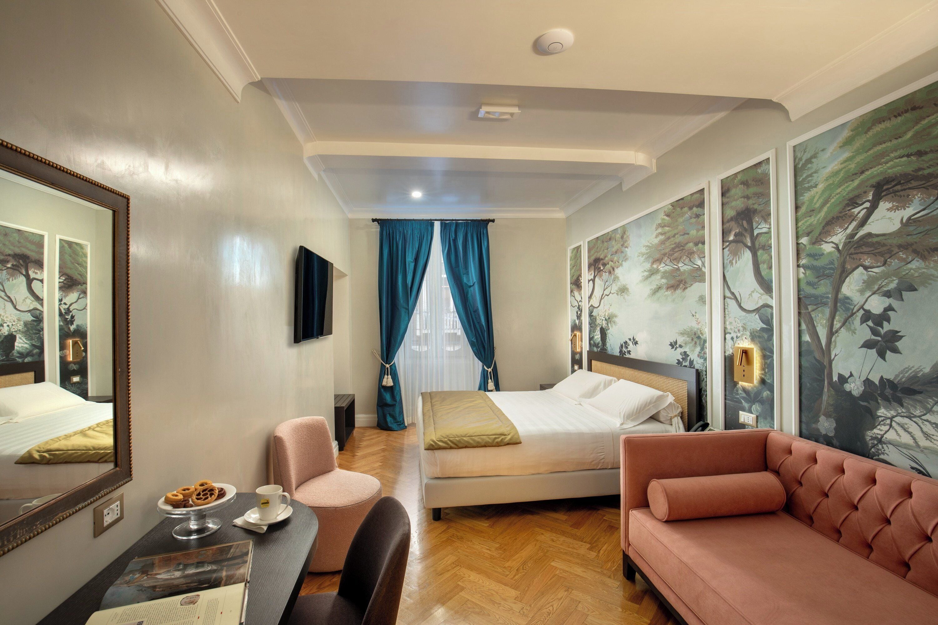 elegance triple room (annex building, via del corso 75) | minibar, in-room safe, individually decorated, desk