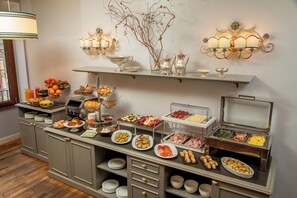 Petit déjeuner buffet (18 EUR par personne)