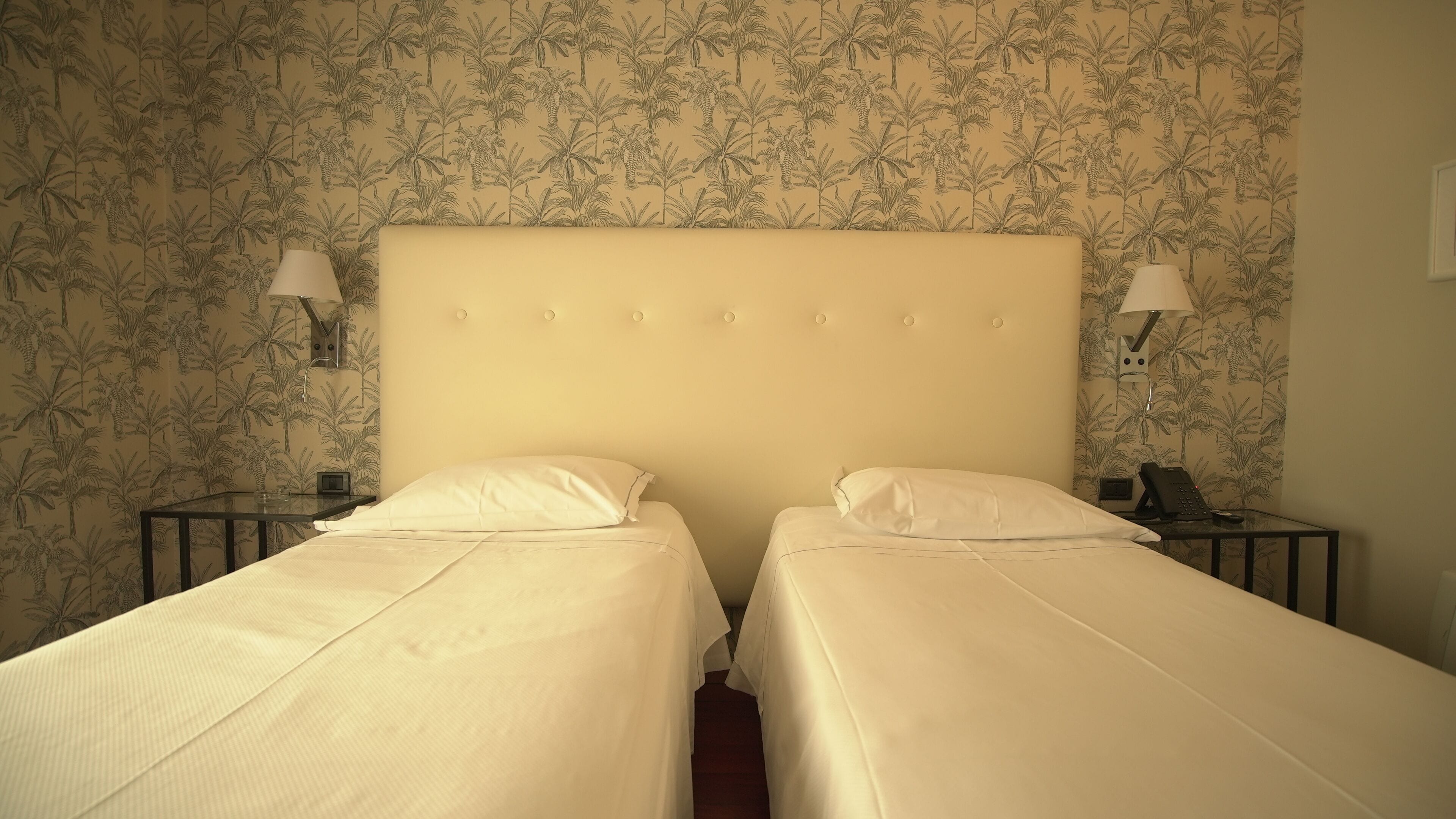 Minibar, caja de seguridad en la habitación y escritorio 