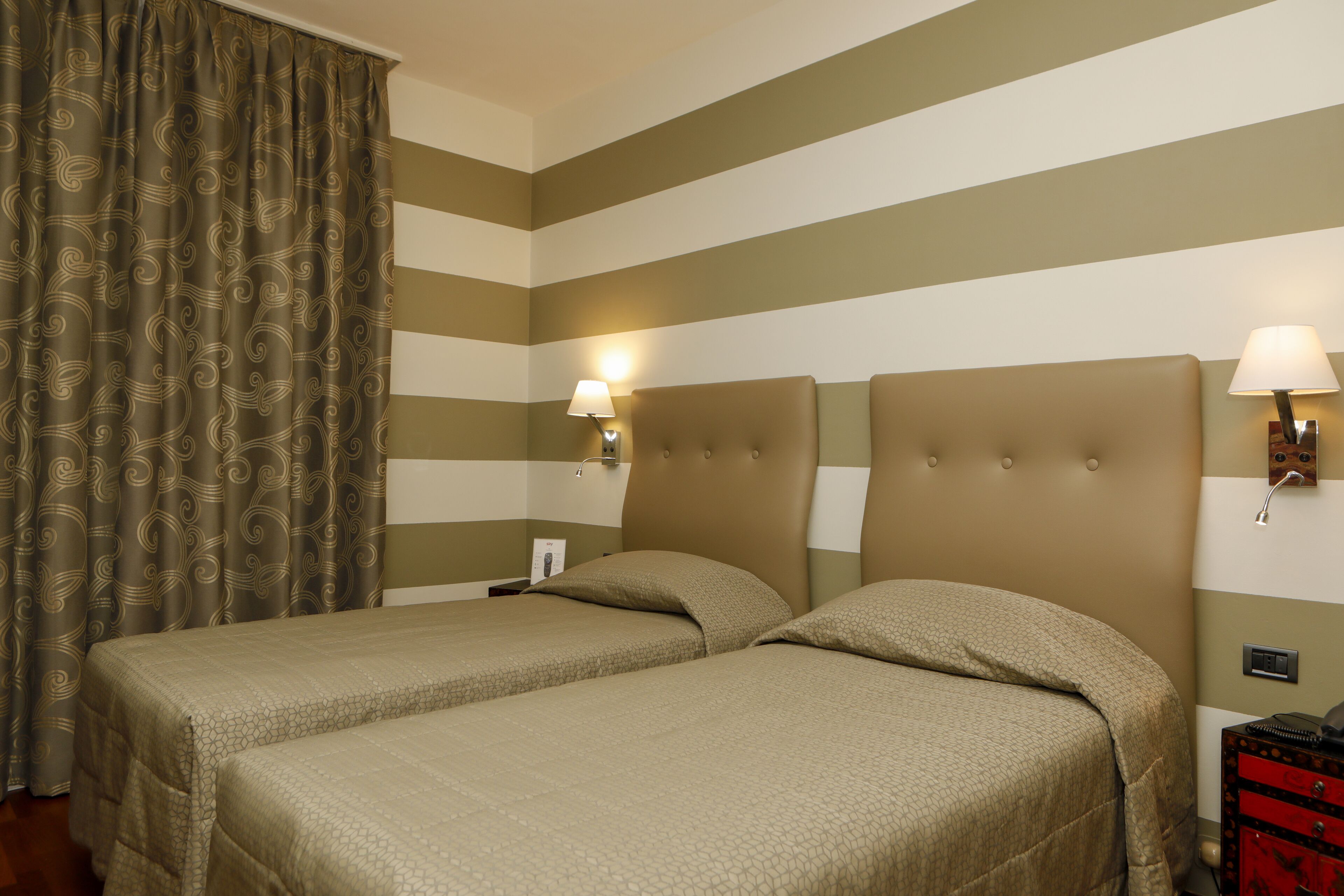 twin room | 1 bedroom, minibar, in-room safe, desk