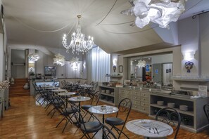 Buffet déjeuner gratuit tous les jours