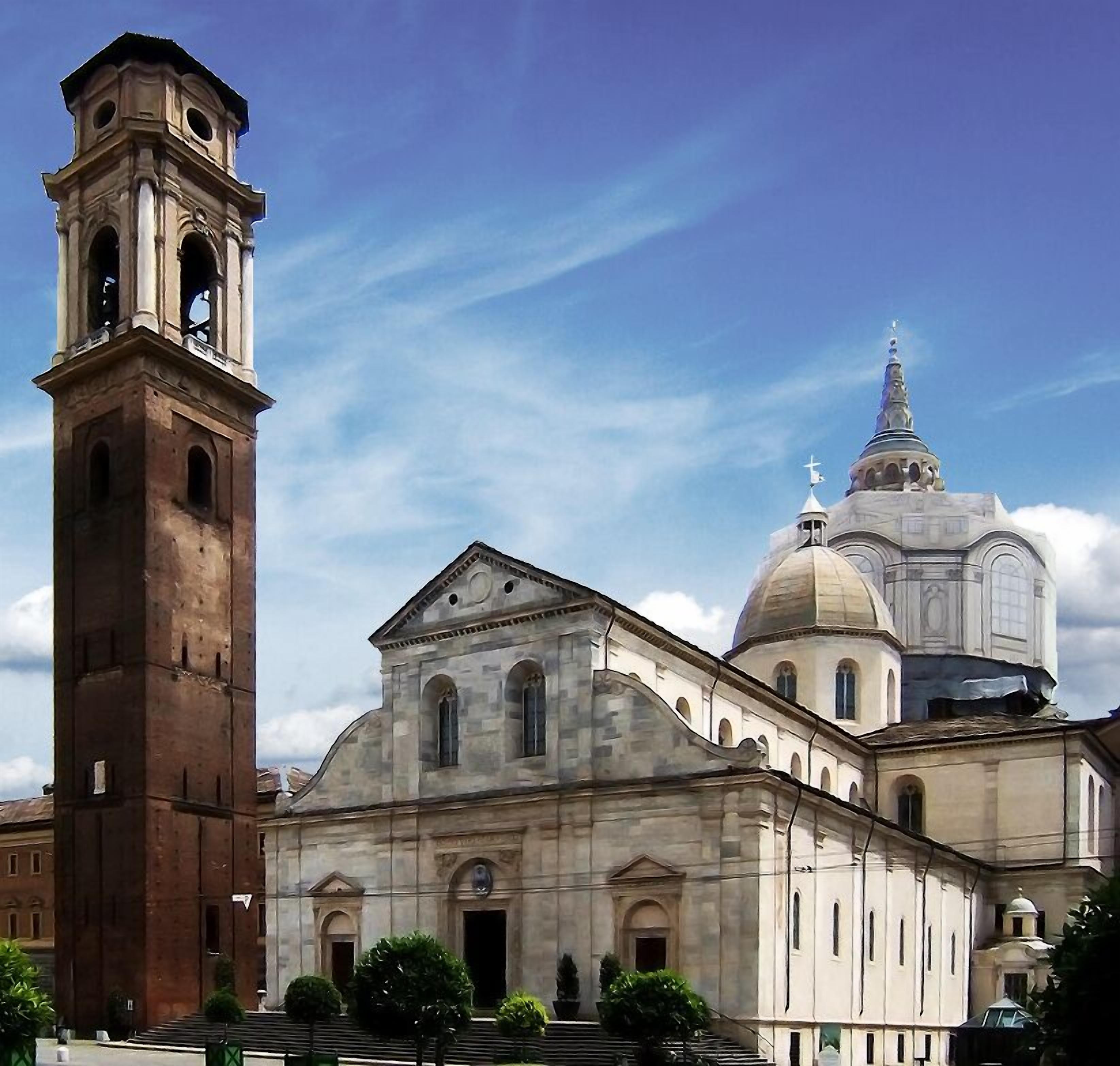 Una iglesia histórica con una torre de campanas y una cúpula.