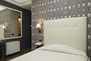 Single Room | 1 bedroom, minibar, in-room safe, desk