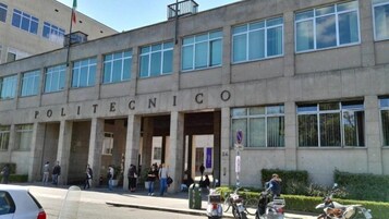 Un edificio con il cartello "POLITECNICO", che indica una scuola di ingegneria.