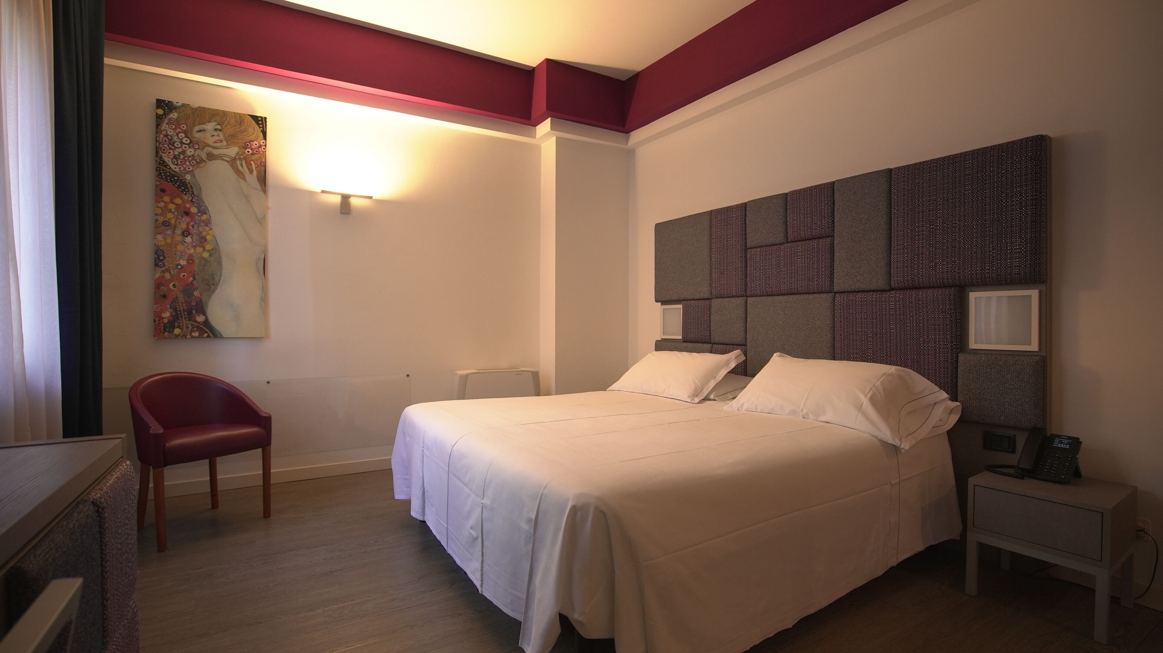 Minibar, caja de seguridad en la habitación y escritorio 