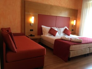 Quarto triplo | Cofres nos quartos, escrivaninha, Wi-Fi de cortesia, roupa de cama