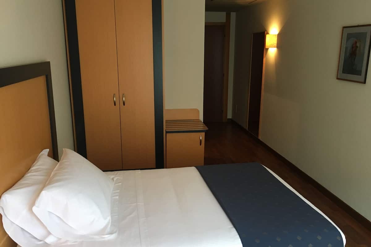 Chambre Simple, 1 grand lit 1 place | Coffres-forts dans les chambres, bureau, Wi-Fi gratuit, draps fournis