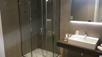 Tripla Superior | Bagno | Doccia, soffione a pioggia, set di cortesia gratuito, asciugacapelli