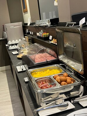 Café da manhã com buffet todos os dias (EUR 15 por pessoa) 