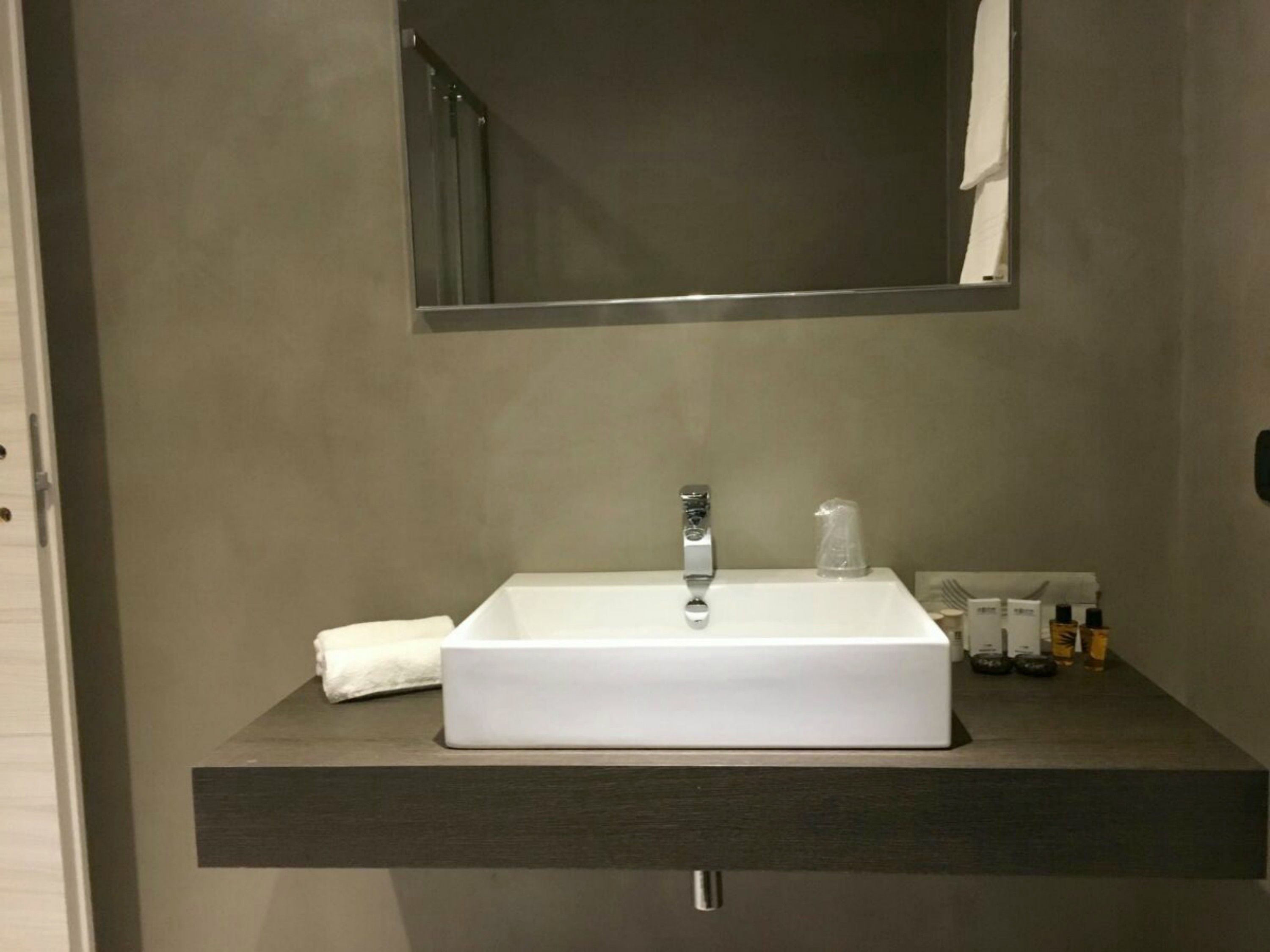 superior double room | bathroom sink