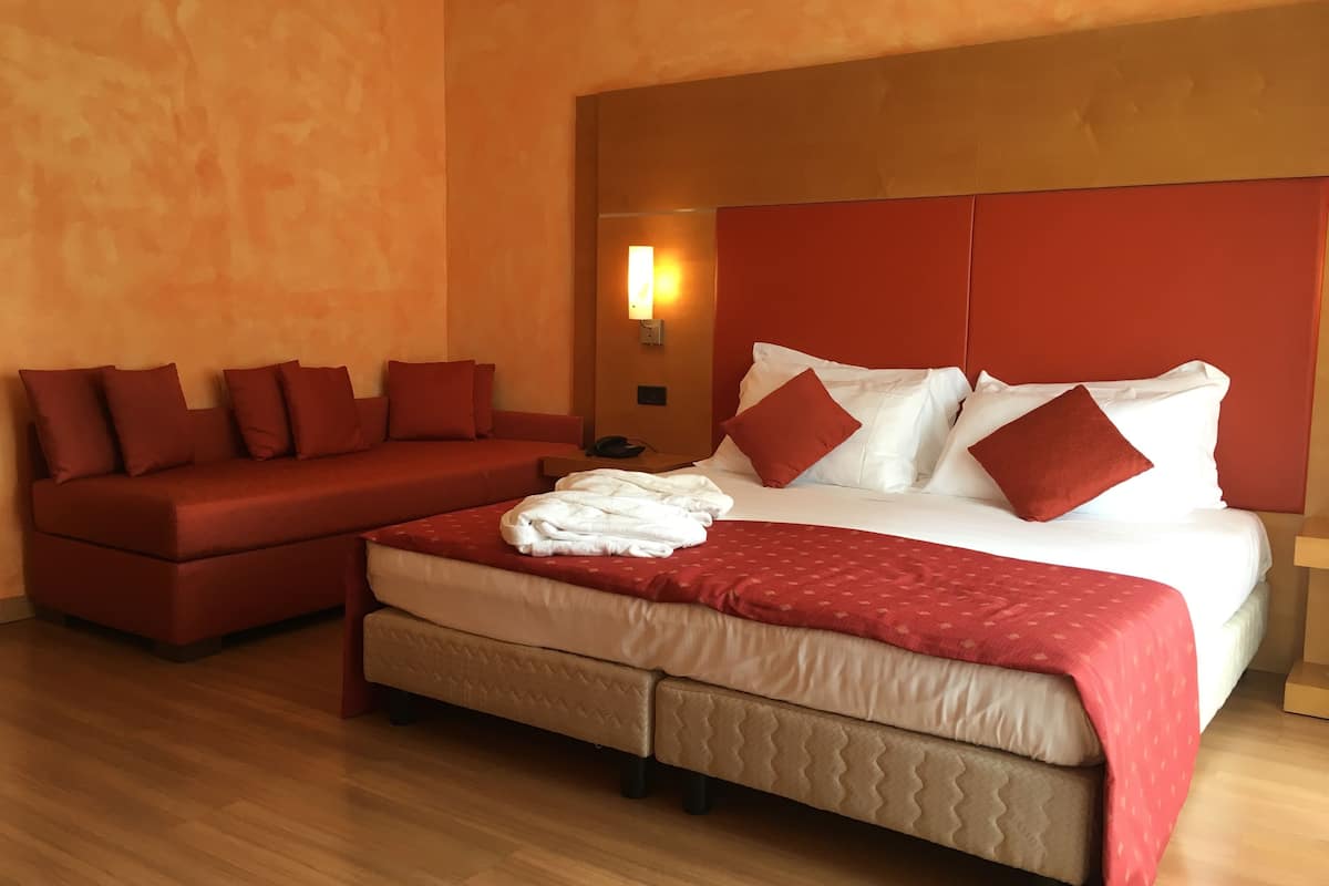 Chambre Triple | Coffres-forts dans les chambres, bureau, Wi-Fi gratuit, draps fournis