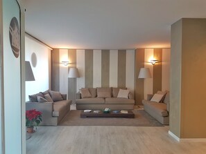Coin salon dans le hall