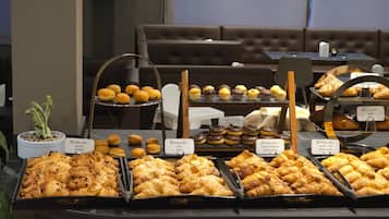 Colazione a buffet, servita tutte le mattine (15 EUR a persona)