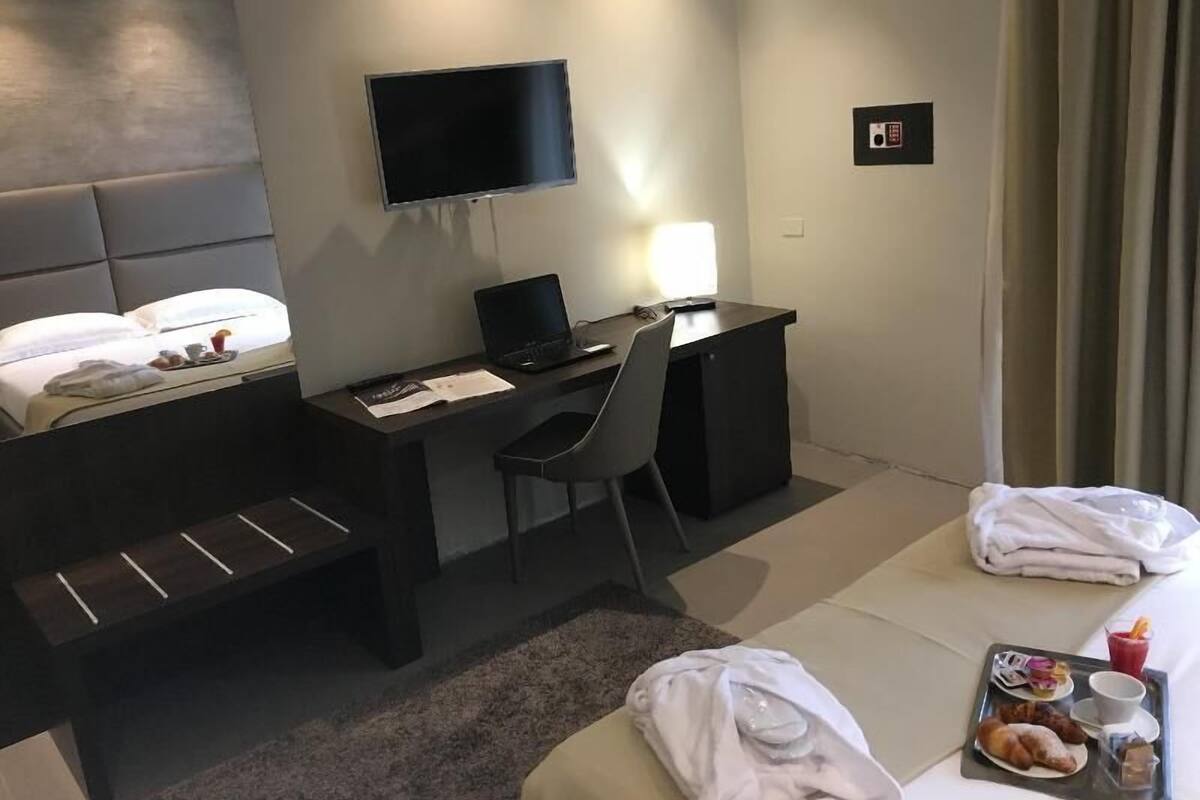 In-room safe, desk, WiFi (free), bed sheets