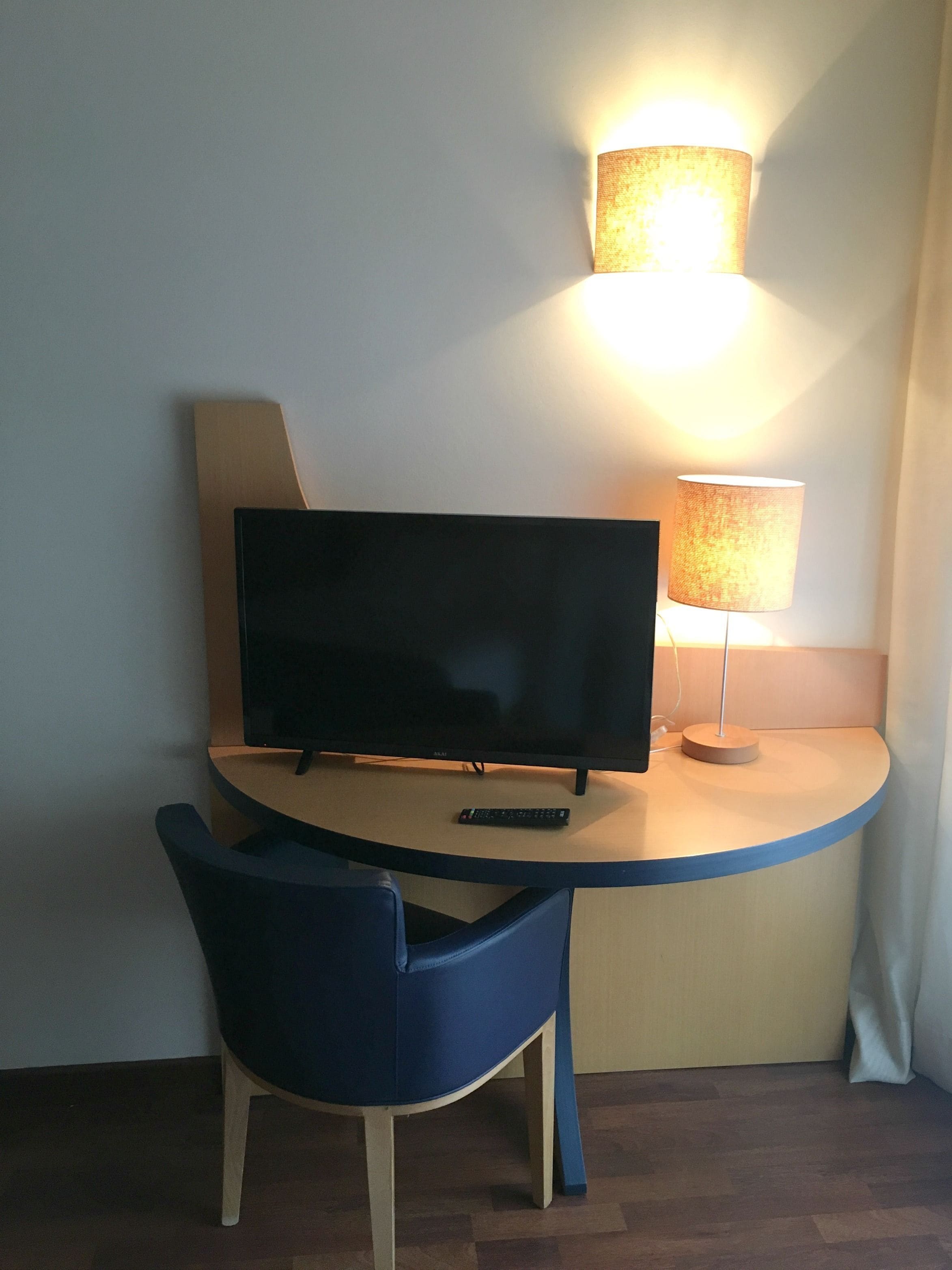 single room, 1 large single bed | in-room business centre