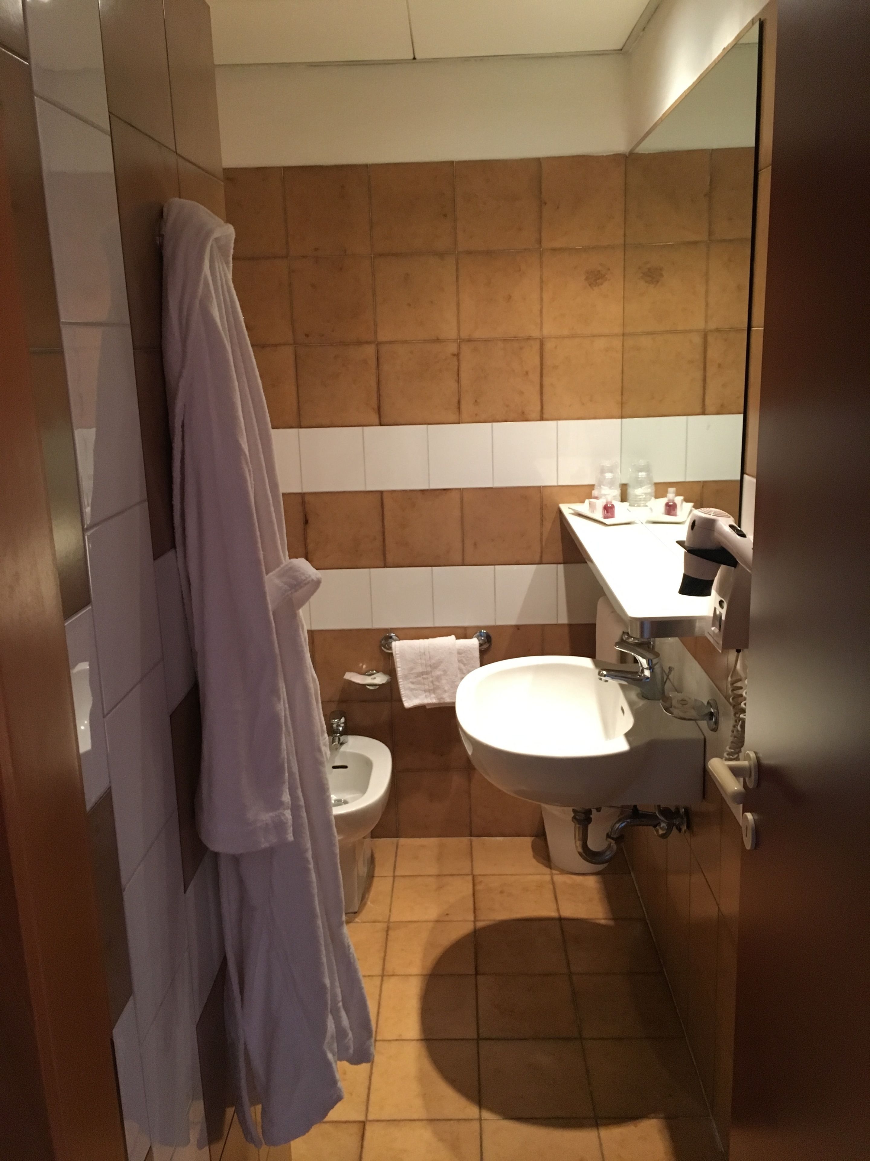 shower, rainfall showerhead, free toiletries, hair dryer