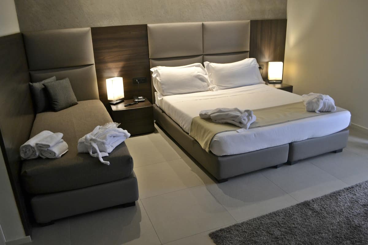 Chambre Triple Supérieure | Coffres-forts dans les chambres, bureau, Wi-Fi gratuit, draps fournis