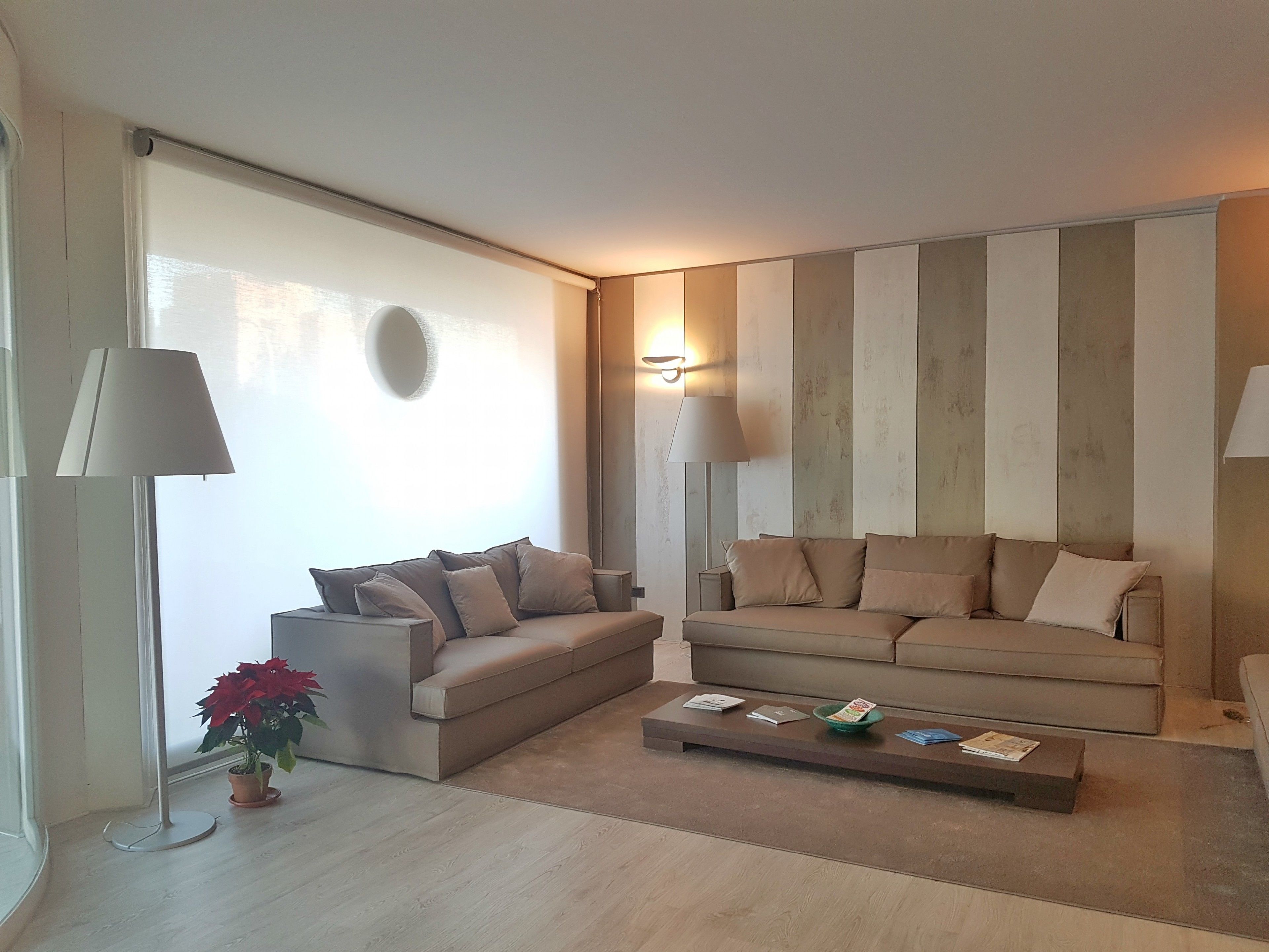 Een moderne woonkamer met twee banken, een salontafel en een vloerlamp.