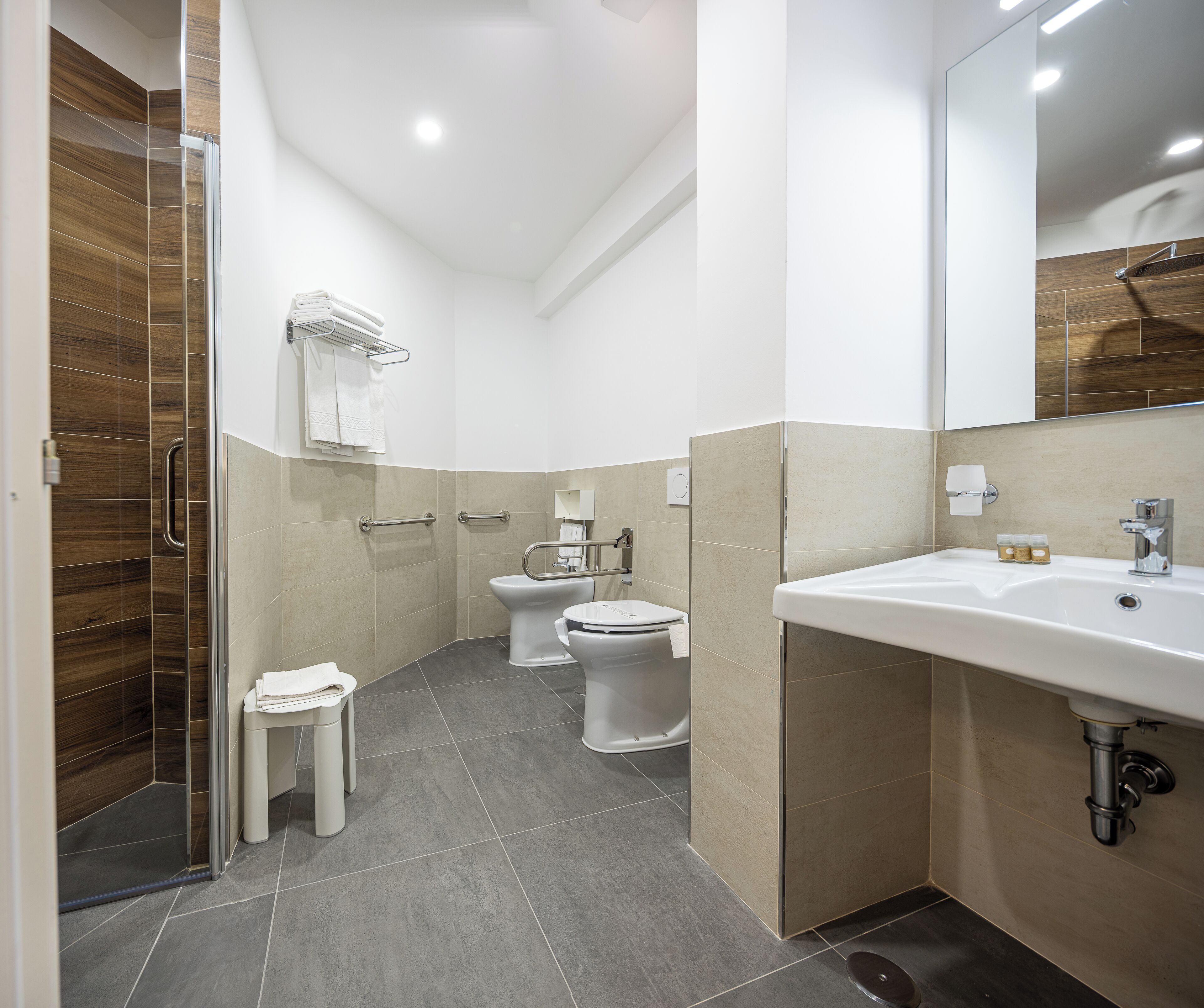 Ein modernes Badezimmer mit Dusche, Toilette und Waschbecken.