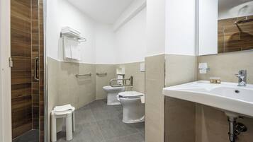 Ein modernes Badezimmer mit Dusche, Toilette und Waschbecken.