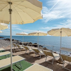 Plage privée, chaises longues, parasols